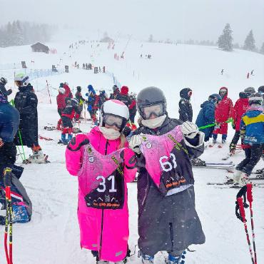 Internationaler Vergleich für den Nachwuchs des RLZ Gstaad - Foto links: Zoé Bielmann (links) und Lena von
Siebenthal nach der Startnummernausgabe.