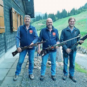 Erfolgreicher Saisonauftakt für die Saaner Schützen - Die Sieger des Einzelwettschiesens: v.l. Ueli Würsten, Dani Reichenbach und Heinz Würsten. FOTO: ZVG