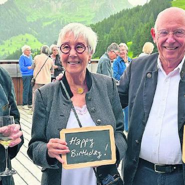 Jubiläumsfeier 50 Jahre Rotary Club Gstaad-Saanenland - Stolz zeigt auch Max Staub (ganz links) sein Gründertäfelchen. Zusammen mit ihm feiern Ruth Knutti, Dagobert Kuster und Elisabeth Staub (von links).