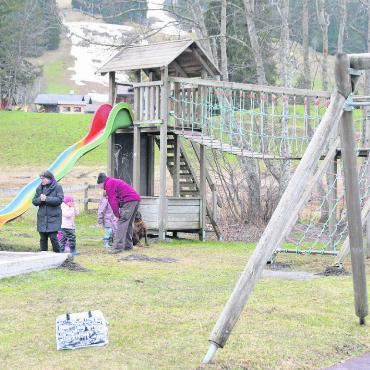 Vom Spielplatz zur modernen Begegnungswelt - Hier wird es bald ganz anders aussehen. Die Schaukel rechts ist das einzige Objekt, das nicht mehr verwendet wird, da es den Anforderungen nicht mehr entspricht. Der Turm mit Brücke und Rutsche soll verschenkt werden.