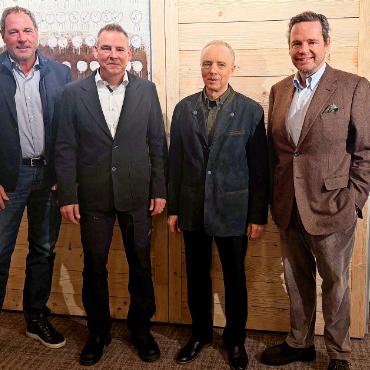 Erster Schweizer Regionalflugplatz mit nachhaltigem Treibstoff - Von link nach rechts: Beat Marti (Beisitzer), Erich Imboden (COO), Walter Egger (Verwaltungsratspräsident), Andrea Scherz (Vizepräsident). FOTO: ELISA OPPERMANN