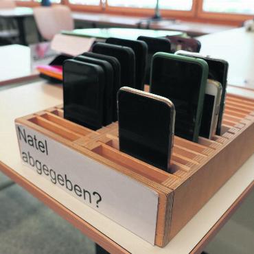 Handyverbot an Schulen - Von Box bis Koffer: Im Oberstufenzentrum Ebnit werden die Handys vor dem Unterricht abgegeben und aufbewahrt. FOTOS: JONATHAN SCHOPFER