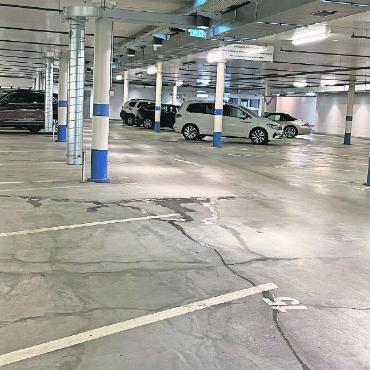 Sanierung des Parkhauses Saanen verzögert - Der Sanierungsbeginn der Einstellhalle in Saanen wird auf Frühling 2025 verschoben.