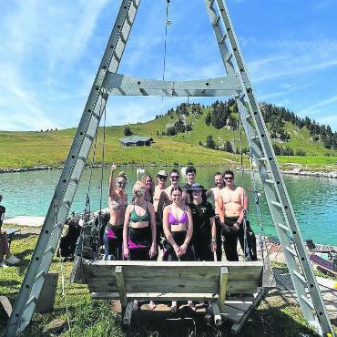 Teambildung im Saanenland - Nichts ist unmöglich: Wassersport mitten in den Bergen. Das Wakeboarden auf dem Hornberg begeisterte. FOTOS: ZVG