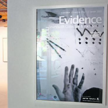 Schlichte Kunst mit bedeutungsvollem Hintergrund - Die Ausstellung in Gstaad ist Teil des Multimedia-Projekts «Evidence», welches bereits im Pariser Kunstmusem Centre Pompidou präsentiert wurde.