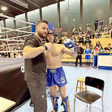 Junioren-WM: Allenbach holt lederne Medaille im Super-G - Caillou Hartig (rechts) gewann zwei Goldmedaillen. Laut Coach Cüneyt Günes (links) trainiert Hartig erst seit vier Monaten.  FOTOS: GSTAAD KICKBOXING