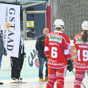 Packendes Hockey der höchsten Schweizer Spielklasse in Gstaad - Gemeindepräsident Toni von Grünigen (links) eröffnet die Partie mit einer kurzen Ansprache und begrüsst die Spielerinnen im Saanenland.