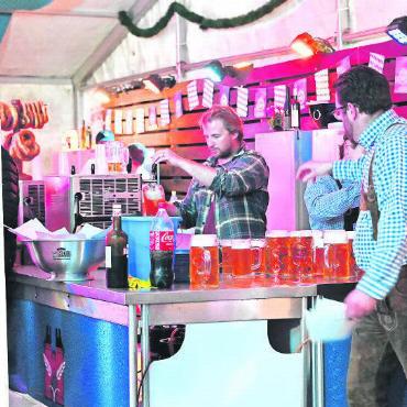 «Bring noch eine Mass!» - Auf Vorrat gefüllte Massgläser warteten darauf, auf den Festtischen verteilt zu werden.