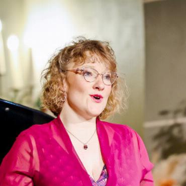 Beatrice Villiger gibt das «singende Holz» weiter