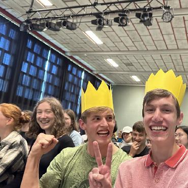 Im Sinne der Vielfalt - Joel (links) und Cedric, der Poetry Slam Nachwuchs aus dem Gymnasium Gstaad, krönten sich mit einem schlitzohrigen und dennoch charmanten Text übers Zugfahren…oder eben genau das nicht. Ihr Fanclub, die Klassenkameraden und -kameradinnen, hatten neben zahlreichen Plakaten auch die Kronen für die beiden Poetry Slam Könige dabei.