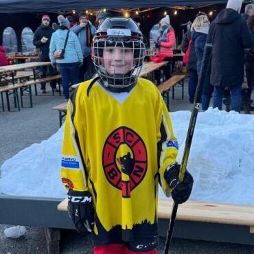Kampfgeist auf Kufen: die Women’s Hockey Winter Classic - Die einheimische Giulia Müllener vom Hockeyclub Gstaad-Saanenland spielte beim Girls-Turnier mit. FOTO: ZVG
