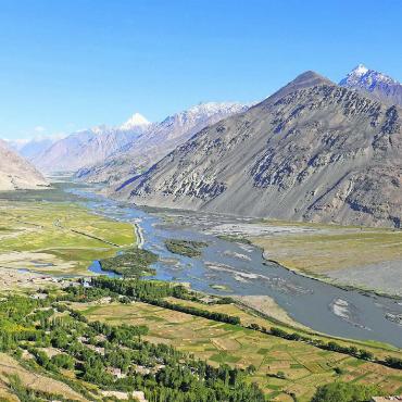 Aga Khan – vom Assassinen zum Prinzen des British Empire - Am Wakhan-Korridor in der südöstlichen Pamir-Region Tadschikistans: Das Hochtal wird vorwiegend von schiitischen Nizari-Ismailiten bewohnt. Im Hintergrund die eisbedeckten Siebentausender des Hindukuschs im benachbarten Afghanistan. FOTOS: MARTIN GURTNER-DUPERREX