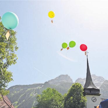 Ein Sommerfest zum «Bären»-Geburtstag - Start geglückt: Die Ballons gingen auf die Reise. Wie viele Karten kehren wohl in den Bären Gsteig zurück? FOTOS: JENNY STERCHI