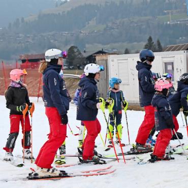 Willkommen zurück, «Silber-Fäbu»! - Der Ski-Alpin-Nachwuchs trainierte auf der Hublen-Piste. Die Kinder unterbrachen ihr Training kurz, um die Silbermedaille genau zu betrachten und den Besitzer zu bejubeln.