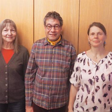 Ernst Zbären nach 50 Jahren Einsatz zum Ehrenmitglied ernannt - Der aktuelle Vorstand von Pro Simmental: v.l. Vizepräsidentin Katharina Thiele, Kilian Gobeli (Sekretär und Kassier) und Catrin Linke.