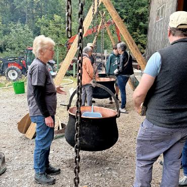 Alpkäsetradition sichtbar gemacht - Die «Chessi» aufgereiht: eines für die Kartoffeln, zwei für den Käse und eines für das heisse Wasser.