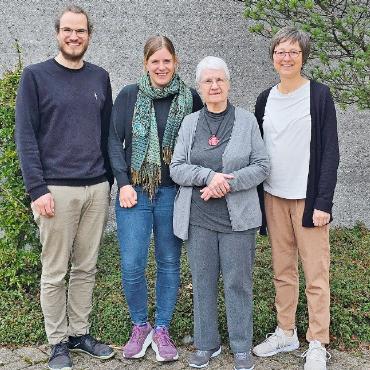 Au-pair-Vermittlung ist auch nach 125 Jahren noch aktuell - Wechsel im Vorstand: Thomas Hadorn (neu), Stellenvermittlerin Lisa Ioset, Madlen Leuenberger (ausscheidende Beisitzerin) und Präsidentin Veronika Maurer.    FOTO: SIMMENTAL ZEITUNG