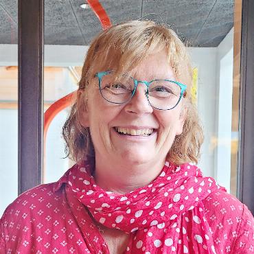 Einfach mal reden - Unterstützte als Fachperson den Austausch der Betreuenden untereinander: Anita Boller, dipl. Pflegefachfrau mit einem Abschluss in Palliative Care, betreut die Aussenstelle Saanen von beocare – Entlastung Angehörige SRK.