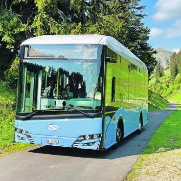Von der Postkutsche zum Elektro-Poschi: Postautodynastie Kübli endet mit der vierten Generation - Ein Jahr vor dem Ende der Kübli-Dynastie fuhr im Sommer 2023 das erste Elektropostauto unter Küblis Fittichen über den Jaunpass. Damals noch in blau. FOTO: ARCHIV AVS