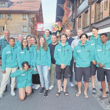 Volunteers des ORPLID Darmstadt beim Beachvolleyballturnier in Gstaad - Die Delegation aus Darmstadt mit Markus Iseli (hinten links). FOTO: ZVG
