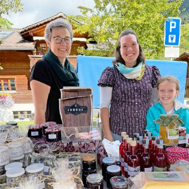 Die Tradition lebt wieder - Rechts: Aus dem Turbach war Carmen Raaflaub gekommen. An ihrer Seite Angelika Aellen mit Töchterchen aus der Bissen. Dabei hatten sie viele liebevoll selbstgemachte Leckereien.