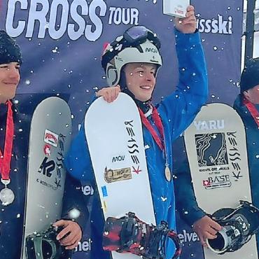 Heimsieg und Junioren-Schweizermeistertitel für Rosa Colella an der Lenk - Der gebürtige Blankenburger Kenny Schläppi mit Jahrgang 2008 erreichte ebenfalls den grossen Final. Schlussendlich belegte er den vierten Platz. Da er dabei als bester Schweizer klassiert war, durfte auch er sich zum Junioren-Schweizermeister küren lassen.