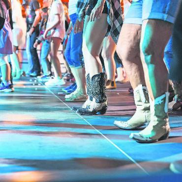Country Music at its best - Line-Dancing: Ob in Stiefeln oder mit Turnschuhen - zusammen tanzen ist gesund und macht Spass.