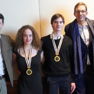 Zehn Jahre Kräftemessen im Auftrag der Freundschaft - V.l.: Christoph Däpp (Schulleiter Gymnasium Gstaad), Ondrej Vokoun (Le Rosey, Rennchef), die Sieger im Snowboardwettkampf Lena von Felten (Gymnasium Gstaad 1. Rang) und Martin (Le Rosey 3. Rang), Christophe Gudin (Direktor Le Rosey), Tim Weiland (General Manager The Alpina Gstaad), Andrew Spencer (Hockey Le Rosey). Es fehlt Nikol (2. Rang, Le Rosey).