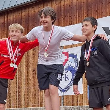 Danja Reichenbach holt sich zum zweiten Mal in Folge den Titel «gschwindschti Saaneri» - V.l. Titelgewinner 80 Meter Lionel Huwiler, Jasper Dabbas und Keinan Odobasic.
