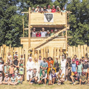 Mit dem «Herr der Ringe» am Murtensee - Alle Teilnehmenden mit den Leiterinnen und Leitern und dem Küchenteam. FOTOS: DORINA REICHENBACH