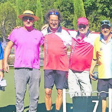 Bowls Club Gstaad 2022 – intern, national und international mit guten Resultaten - Challenge Mens Fours BCG gegen Swiss Bowls EM-Team vom 11. September, von links: Thomas Wälti, Thomas Schneiter (SB), Andy Halter, Beat Matti, Bruno Baumer, Markus Merz (BCG), Ueli Häusler, Christian Haldimann (SB).