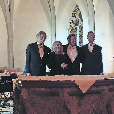 Stimmungsvolles Konzert mit Marie-Louise Werth und Band in Lauenen - Marie-Louise Werth und ihre Band begeisterten mit ihrer Musik die Konzertbesucher:innen in der Kirche in Lauenen: v.l. Heinz Affolter, Gitarre, Marie Louise Werth, Gesang und Klavier, Charlie Weibel, Drums, und Thomas Custer, Bass. FOTO: LÉONIE MÜLLER