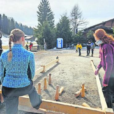 Teamgeist mit «Schnee» und Spass kombinieren - Wer trifft die Kegel?