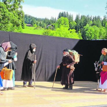 «Auf diesen Felsen will ich meine Kirche bauen» - Während der Reformation (nur 25 Jahre nach dem Kirchenbau) wanderten viele Lauener Familien, die bisher streng katholisch lebten, in den Kanton Wallis aus. Die Walliser stationierten einen Kapuzinermönch auf dem Sanetsch, der die Aufgabe hatte, die Auswanderer zurückzuschicken.