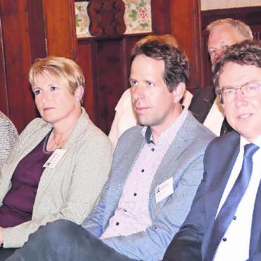 Bundesrat Albert Rösti zum Ehrenmitglied ernannt - Beatrice Zeller, Vera Brand-Küng, Matthias In-Albon sowie Bundesrat und Ehrenmitglied Albert Rösti an der Generalversammlung der Volkswirtschaft Berner Oberland.. FOTO: ZVG