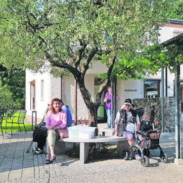 Ferien im Tessin machen Spass - Daniela A. (links) und Susanne G. geniessen den Schattenplatz.