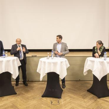 Gute Agrarpolitik – gibt es das? - Auf dem Podium diskutierten (v.l.) Leana Waber (BEBV und JULA), David Perreten (LVS), Ernst Wandfluh (SAV), Moderator Simon Bach, Dora Fuhrer (Bio Suisse und Bio Bern) und Markus Ritter (SBV).    FOTOS: MICHAEL SCHINNERLING