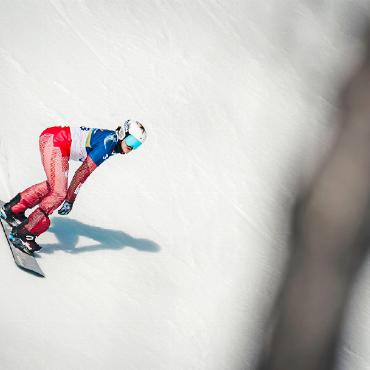 Trotz Sturz erfolgreich: Fabrice von Grünigen gewinnt paralympisches Silber - Von Grünigen beim Snowboardcrosstraining, bevor er einen schweren Sturz erleidet.