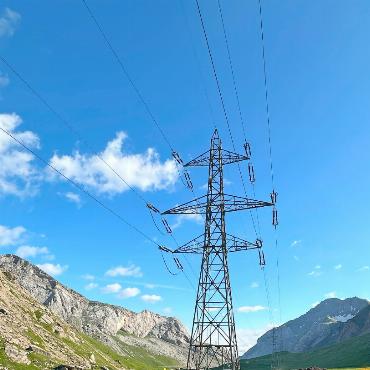 Mit Seilen und Helikoptern auf über 2500 Metern im Einsatz - Die Sanierungsarbeiten an der 220-Kilovolt-Höchstspannungsleitung erstrecken sich von Chamoson im Wallis bis Mühleberg und somit auch über den Sanetschpass.