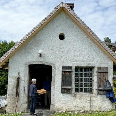 Tradition eindrücklich bewahrt - Das historische Backhaus aus dem 18. Jahrhundert im Garten des Pfarrhauses.