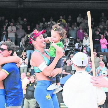 Swatch Beach Pro Gstaad: Gold geht an die US-Damen Nuss/Kloth und an die Herren Åhman/Hellvig aus Schweden - Die Brasilianerinnen Agatha und Rebecca freuen sich nach ihrem Triumph im Viertelfinale. Sie bezwangen die Schweizerinnen Zoé Vergé-Dépré und Esmée Böbner und wurden dafür auch von Agathas Tochter bejubelt. FOTOS: JENNY STERCHI