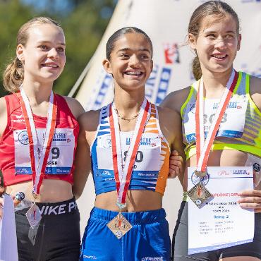 Jahresrückblick 2024 – Sport: Saanenlands Sportelite überzeugte - Mille-Gruyère: v.l. 2. Rang: Scherrer Leana (KTV Bütschwil), 1. Rang: Schmid Anina (LV FrenkeFortuna), 3. Rang: Leonie Steffen (TV Saanen-Gstaad). FOTO: ZVG