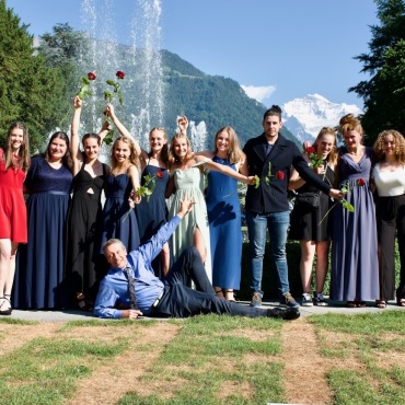 Mit Beharrlichkeit und Spass zum Erfolg - Die Gstaader Klasse 23s nach der Feier: v.l.n.r: Anja Stalder, Cendrine dos Santos, India Winterberger,  Ina Schneeberger,  Mia von Grünigen, Jana Perren, Sue Piller (1. Teil der Matur), Luca Popa, Chiara Lanz (1. Teil der  Matur), Solvei  Trummer, Lena von Felten. Liegend:  Klassenlehrer Matthias Egert. (Foto: ZVG)