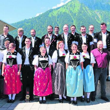 Ausgebildete Landwirt:innen starten in die Berufslaufbahn - Die Klasse NHB BEO der diplomierten Landwirt:innen EFZ mit Lukas von Siebenthal, Schönried (Mitte, Vierter von links). FOTOS: ZVG