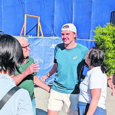 Alexander Bublik feiert seinen ersten Sandplatz-Titel - Dominic Stricker nimmt sich auch beim nachmittäglichen Bummel durch das Tennisvillage Zeit für ein paar nette Worte und Selfies mit seinen Fans.