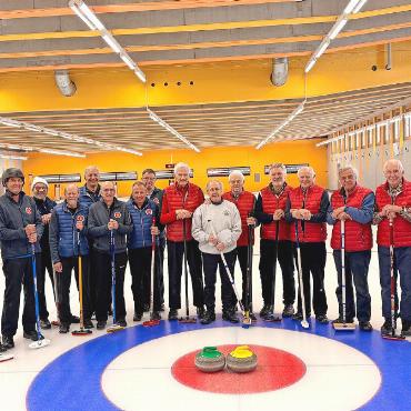 Curling-Veteranenspiel vermittelt den «Hauch eines Länderspiels» - Der CC Gstaad und das Team «Schwyzer-Dutch». FOTO: ZVG