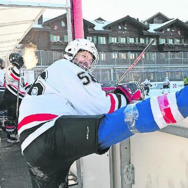 Kanadischer Triumph am 21. Seniorenhockeyturnier - Bereits auf dem Spielfeld gewesen, nutzte dieser Spieler der Oldies Uni Bern seine kurze Eispause für ein kurzes Stretching. «Schliesslich sind wir nicht mehr die Jüngsten», erklärte er schmunzelnd.