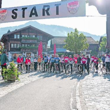 Ganz gemütlich «gümmele» - Dieses Jahr starteten die ca. 50 Begeisterten der Gstaad Velo Classic in Saanen. Sie machten sich auf den Weg nach Gsteig und von dort weiter nach Saanenmöser und über Rougemont zurück nach Saanen.