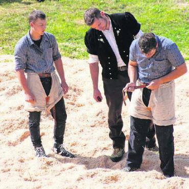 Die Schwinger zu Gast auf dem Hornberg - Brand Kevin (links) wartet geduldig, bis die vom Kampfrichter beanstandete Gurtweite seines Gegners korrigiert ist.
