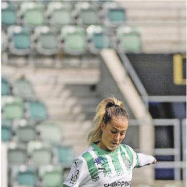 Jahresrückblick 2025 – Sport: Erfolge, die über das Saanenland hinausreichen - Sina Hauswirth spielt beim FC St. Gallen in der AXA Women’s Super League, der höchsten Schweizer Frauenliga. FOTO: ZVG